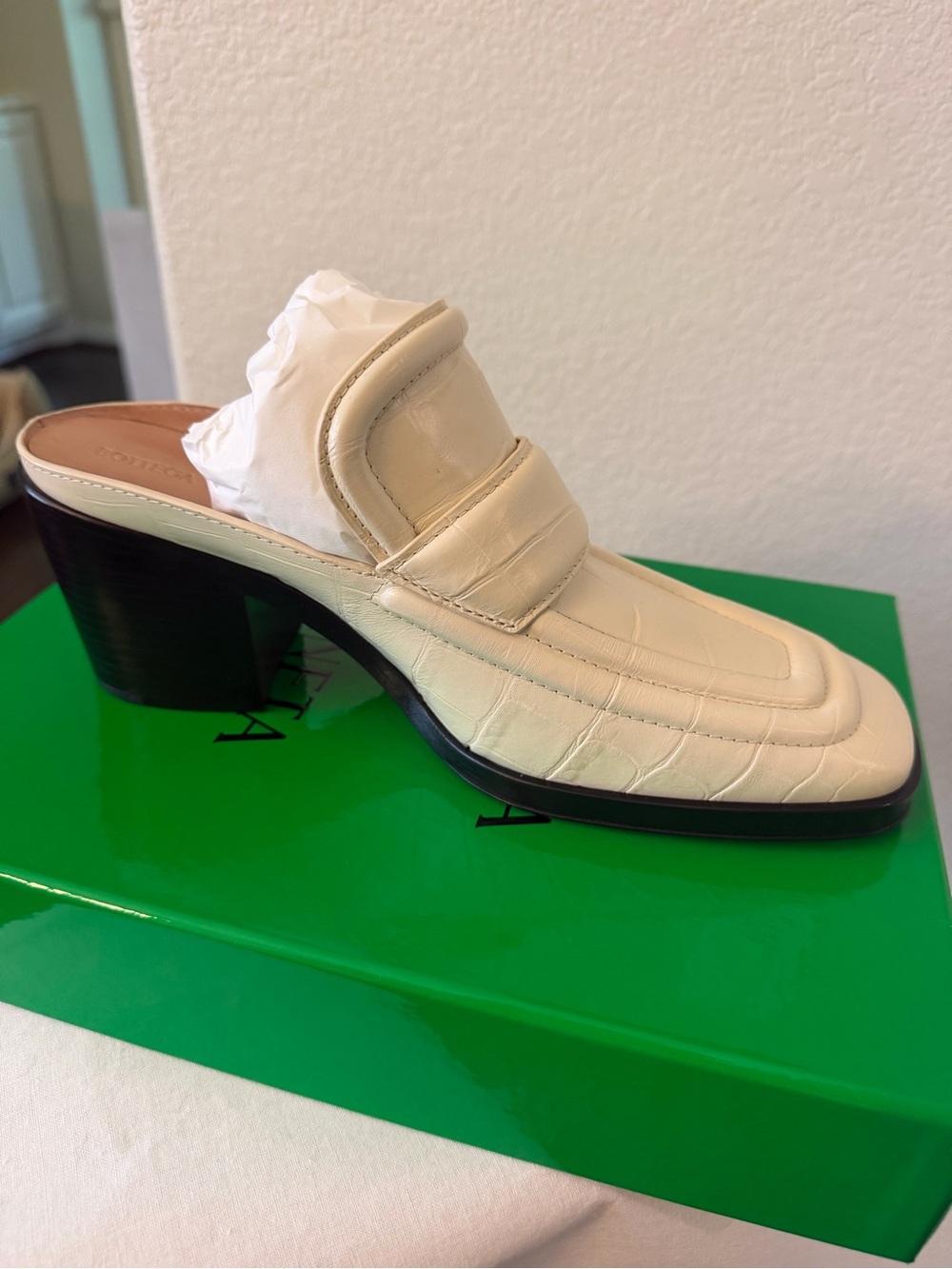 Bottega Veneta Women's Cream leather Alligator Print Heel Mule 39 1/2